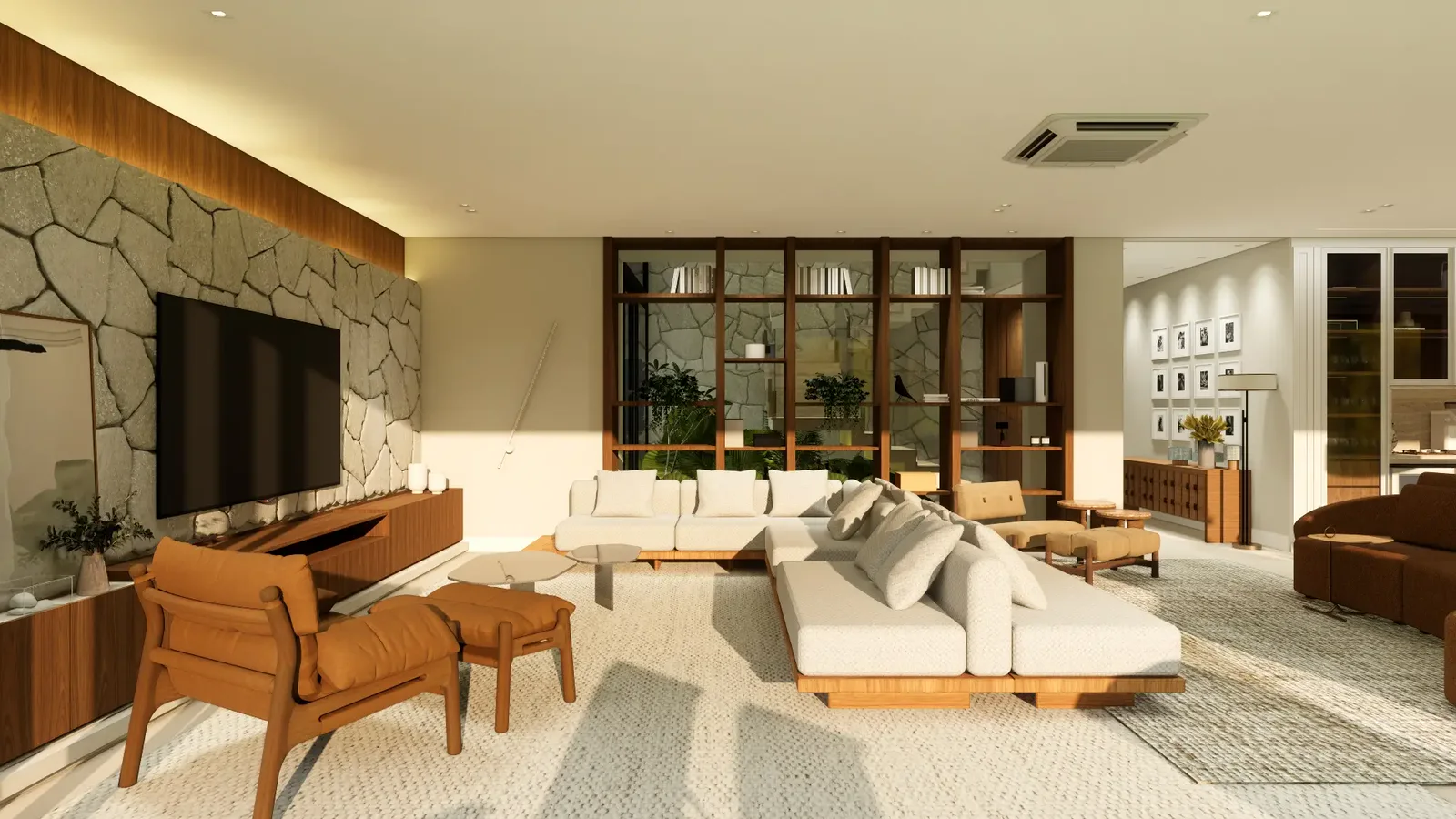 Estar com parede de pedra natural, marcenaria em madeira e sofá modular claro